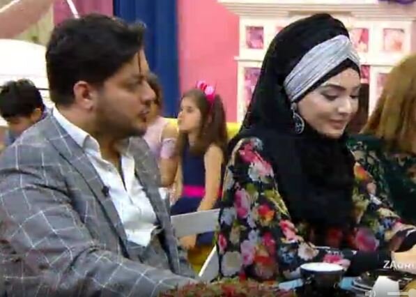 2 ay öncə toyu olan azərbaycanlı müğənni hicablı xanımı ilə birlikdə efirə çıxdı - FOTOLAR