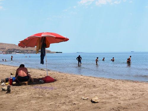 Bakının pulsuz çimərliyində adamları belə ələ salırlar - FOTOLAR