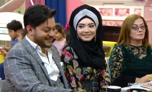 2 ay öncə toyu olan azərbaycanlı müğənni hicablı xanımı ilə birlikdə efirə çıxdı - FOTOLAR