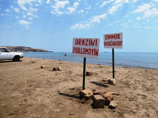 Bakının pulsuz çimərliyində adamları belə ələ salırlar - FOTOLAR
