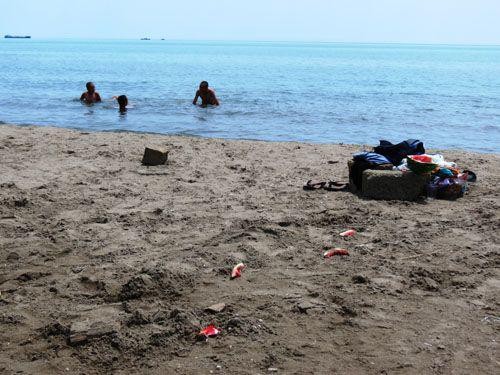 Bakının pulsuz çimərliyində adamları belə ələ salırlar - FOTOLAR
