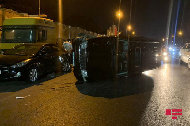 Bakıda "Jeep" dörd avtomobilə çırpıldı, sürücüsü qəza yerindən qaçdı – FOTO