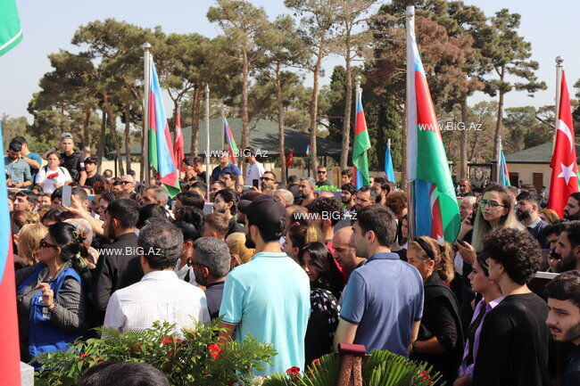 Uşaq evində, kimsəsiz böyüyən şəhidimizi xalqımız son mənzilə BELƏ YOLA SALDI - FOTO