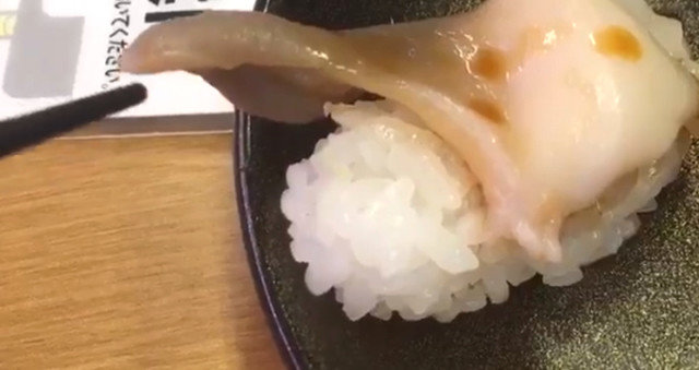 Yaponiya restoranında masaya gətirilən suşi canlandı — VİDEO