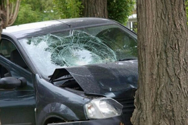 Qusarda yol qəzası: Avtomobilin idarəetməsini itirən sürücü ağaclara çırpılaraq öldü