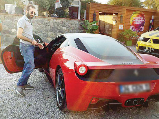 Arvadından boşandı, hədiyyə etdiyi "Ferrari"ni əlindən aldı - FOTO