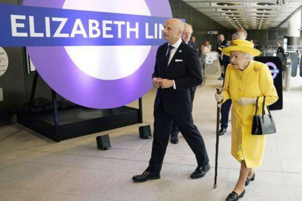 II Elizabet gözlənilmədən metroya gəldi - VİDEO