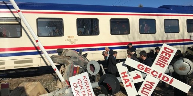 Türkiyədə avtomobil qatarla toqquşdu: yaralılardan biri azərbaycanlıdır - FOTOLAR