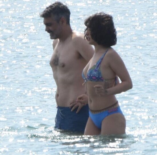 Bikinidə görüntülənən aktrisanın sellülitləri diqqətdən qaçmadı - FOTO