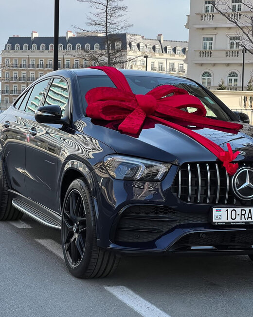 Azərbaycanlı aparıcıya 222 minlik lüks avtomobil hədiyyə edildi - FOTO