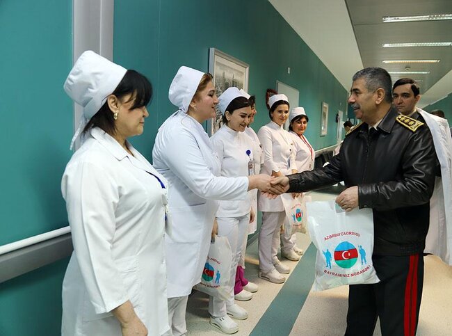 Zakir Həsənov hospitalda müalicə olunan hərbçilərlə görüşüb