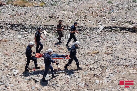 24 yaşlı oğlan özünü körpüdən atdı - FOTO