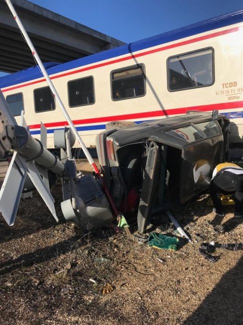 Türkiyədə avtomobil qatarla toqquşdu: yaralılardan biri azərbaycanlıdır - FOTOLAR