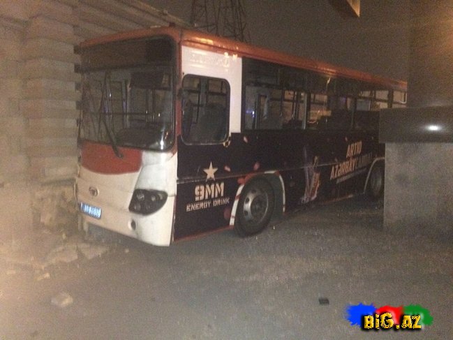 Nərimanovda AĞIR QƏZA: Avtobus divara çırpıldı, yaralılar var - VİDEO+FOTOLAR