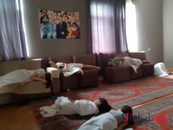 Uşaq evində azyaşlılar döşəmədə yatızdırılır? - AÇIQLAMA - FOTOLAR