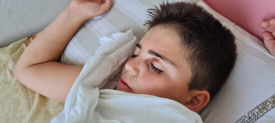 Maşınla azyaşlını vuran sürücü ona 2 manat verərək qaçdı - VİDEO