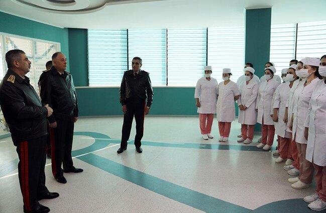 Zakir Həsənov hospitalda müalicə olunan hərbçilərlə görüşüb