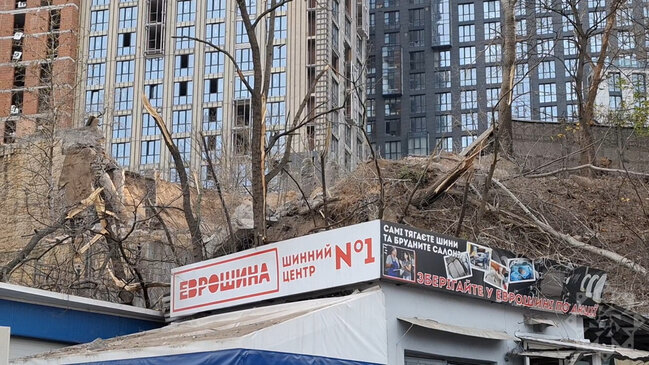 Kiyevə atılan "İskəndər"in qəlpələri səfirliyimizin binasına düşüb - Fotolar-Yenilənib