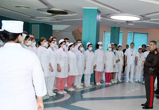 Zakir Həsənov hospitalda müalicə olunan hərbçilərlə görüşüb