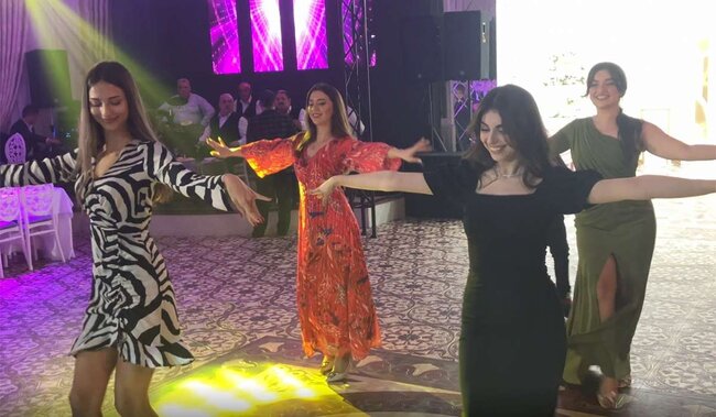 Aktrisalarımızdan toyda gürcü rəqsi