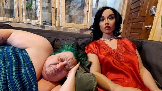 SEVGİ ÜÇBUCAĞI: Boşanmaq üzrə olan ər-arvad ROBOTA aşiq oldular - FOTO