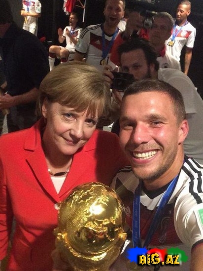 Futbolçu Merkellə çəkdirdiyi selfini hərraca çıxardı - FOTO