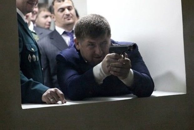Ramzan Kadırov öz tapançasına status yazdı, sonra "bloka" atıldı