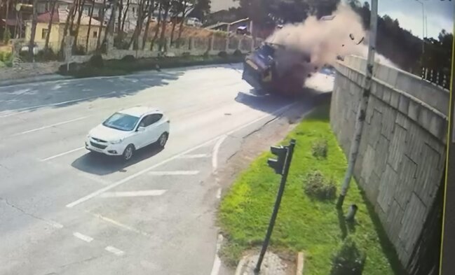 "KamAZ"ın maşının üstünə aşdığı an - Foto