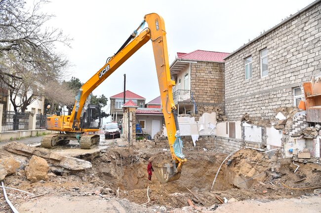 Keşlədə tamamilə sökülən evin - Fotoları
