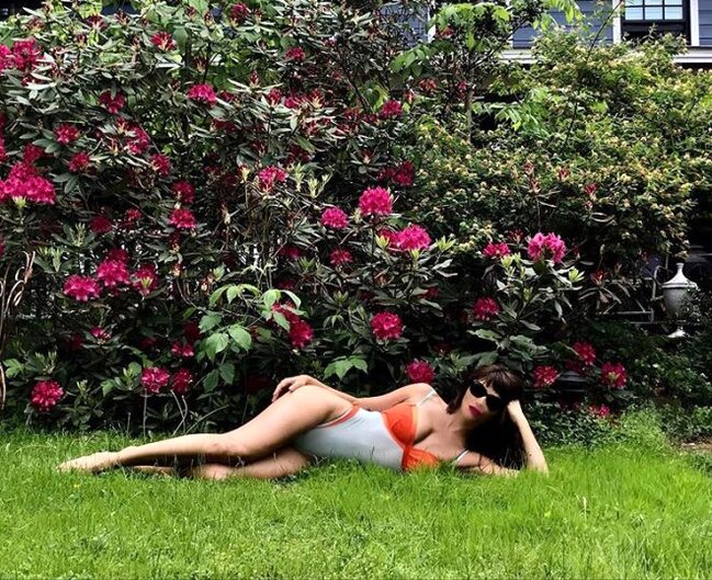 51 yaşında olmağına heç kəs inanmır - FOTOLAR