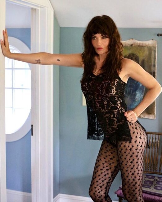 51 yaşında olmağına heç kəs inanmır - FOTOLAR