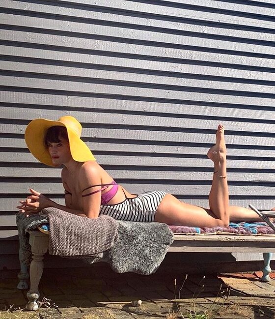 51 yaşında olmağına heç kəs inanmır - FOTOLAR