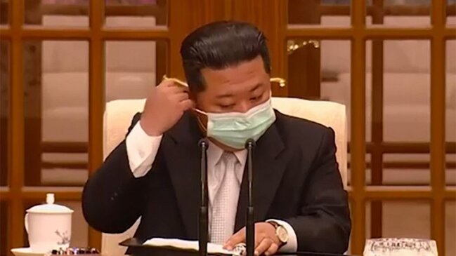 Kim Çen In ilk dəfə tibbi maskada