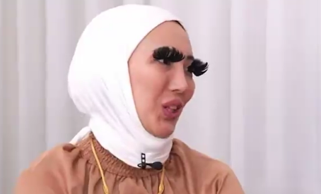 İştirakçı görünüşü ilə sosial mediada GÜNDƏM OLDU: "Kirpik yox, süpürgə taxıb"