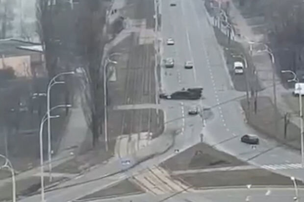 Kiyevdə Rusiya tankının əzdiyi maşının sürücüsü sağ qaldı - VİDEO