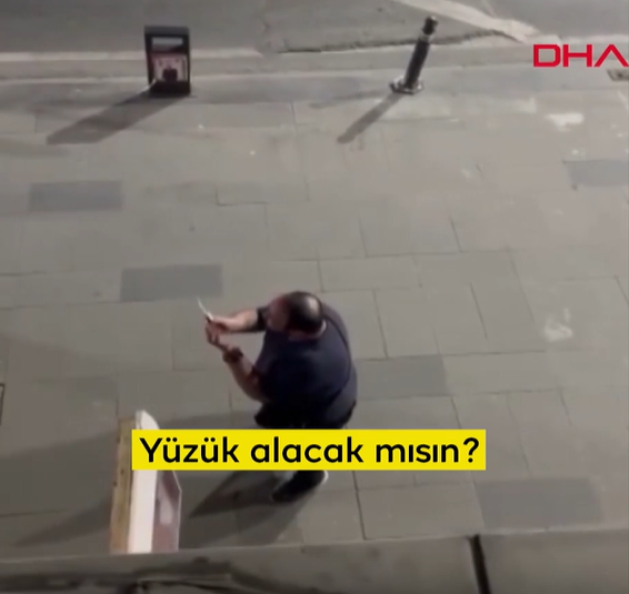 Türkiyədə qadın polis işçisindən emosional müdaxilə - VİDEO