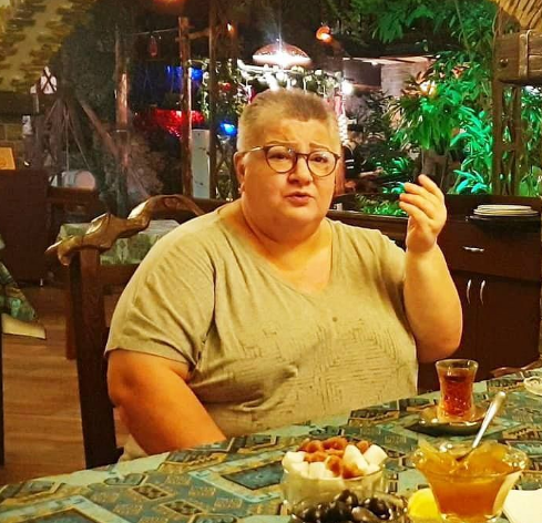 "Gec ailə qurmağımın da, xəstəliklərimin də səbəbi atam olub" - Könül Xasıyeva