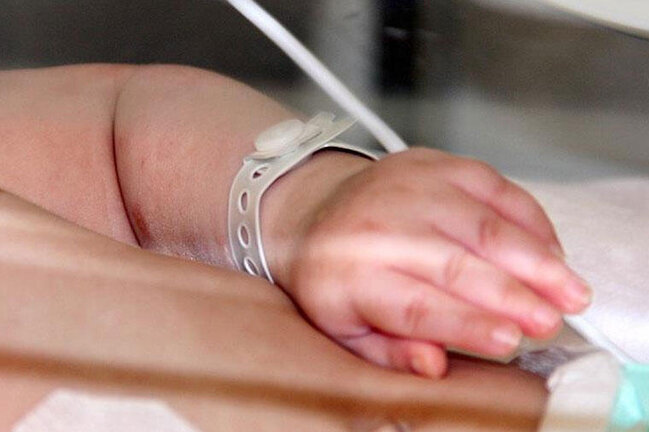 Yeni doğulmuş körpəsini küçə tualetinin quyusuna ATDI