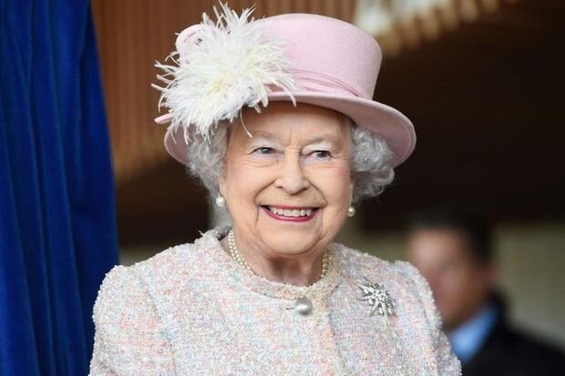 95 yaşlı Britaniya kraliçası sükan arxasında – FOTO