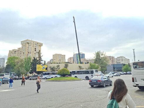 "Əcəmi"də kran metro keçidi üzərində "at oynadır"