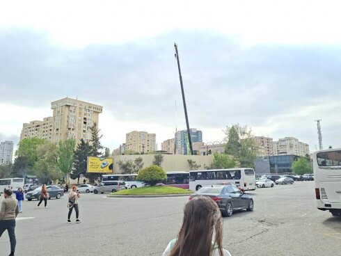 "Əcəmi"də kran metro keçidi üzərində "at oynadır"