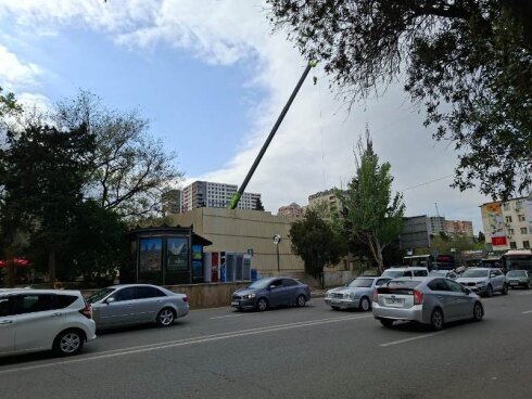 "Əcəmi"də kran metro keçidi üzərində "at oynadır"