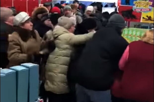 "Şəkər döyüşləri" geridə qaldı: Rusiyada insanlar artıq sabun üstündə dava edirlər - VİDEO