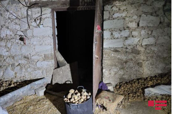 Azərbaycanda dəhşəli cinayət - Bıçaqlanan ana və qızının görüntüsü - VİDEO