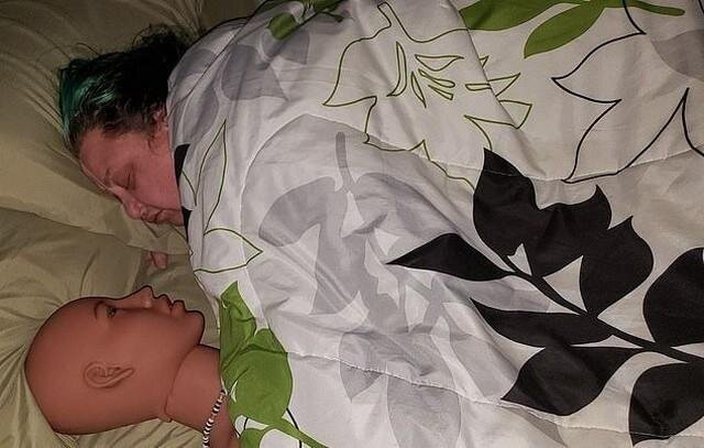 SEVGİ ÜÇBUCAĞI: Boşanmaq üzrə olan ər-arvad ROBOTA aşiq oldular - FOTO