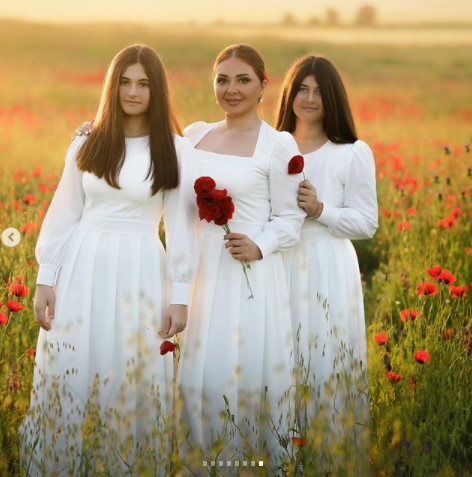 Lalə Azərtaş ÖZÜNƏBƏNZƏR QIZLARI İLƏ - FOTOLAR