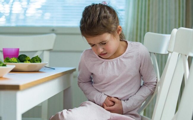 Lənkəranda bir ailənin iki üzvü qidadan zəhərləndi, 5 yaşlı uşaq öldü