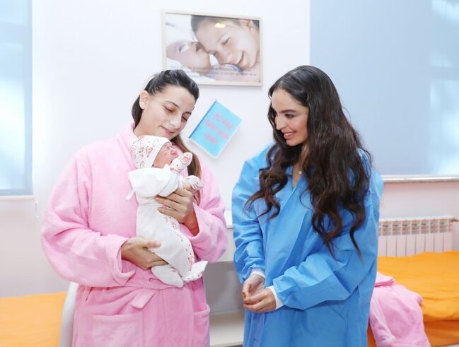 Leyla Əliyeva yeni doğulan körpələrə baş çəkdi - Fotolar