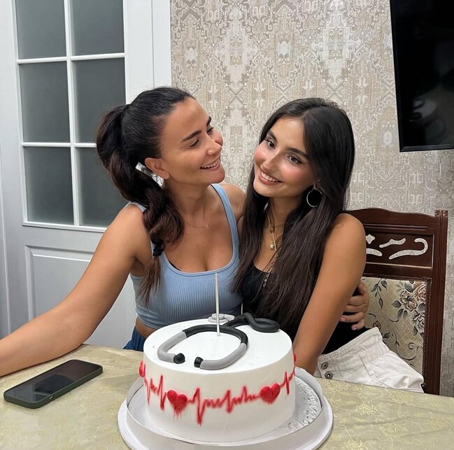 Leylanın 20 yaşlı qızı - Fotolar