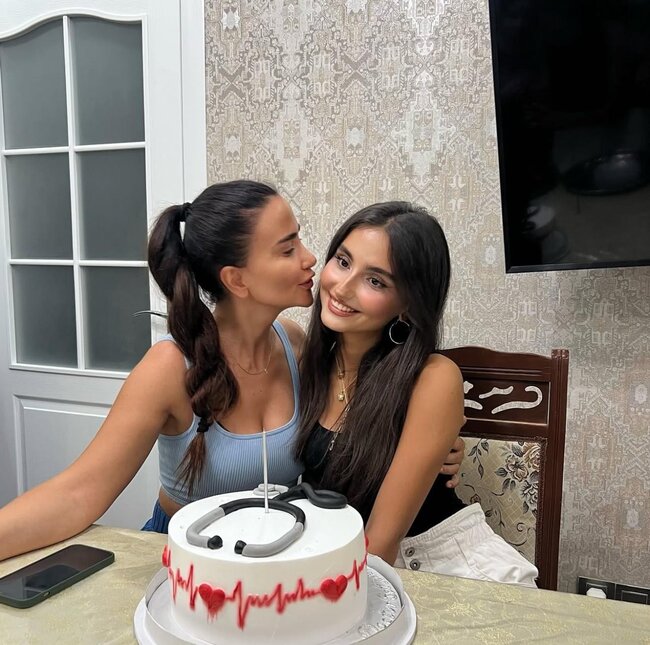 Leylanın 20 yaşlı qızı - Fotolar